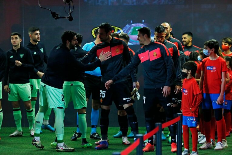 久保建英の“劇的決勝ゴール後に消えた疾走”は「客席に飛び込みたかったけど高すぎて無理」だった？《カメラマンが見た真相》(6)