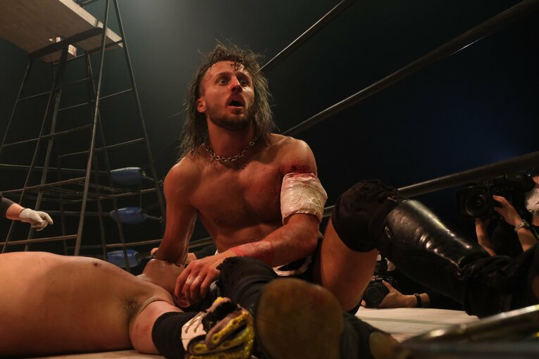 カリスマ葛西純「世の中は無駄な血を一滴も流すな」 頬を串刺し、人間ダーツ…それでもデスマッチが“ただの残虐ショー”ではない理由(52)