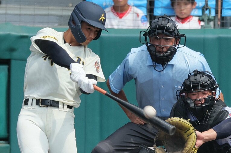 金属バット導入後、“過去最少”ホームラン7本だった夏の甲子園。写真は神村学園・入来田華月。「隠れたベストセラー」マルチのバットでホームランを放った ／ photograph by JIJI PRESS