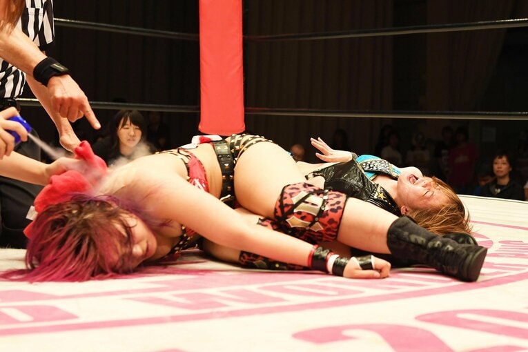 紫雷イオvs.岩谷麻優。2017年6月21日、後楽園ホール　©Essei Hara