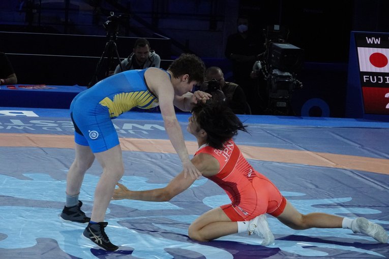 藤波の片足タックル。リーチの長さがよくわかる