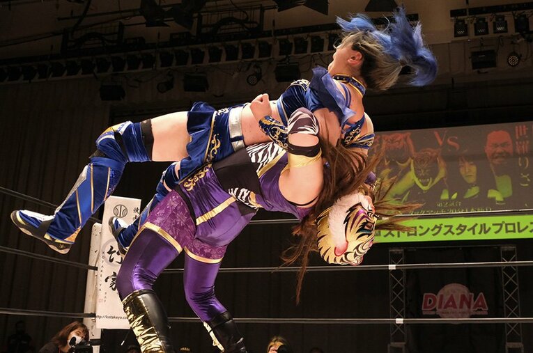 自身2度目のミックスマッチに挑み、タイガー・スープレックスで世羅りさから3カウントを奪ったタイガー・クイーン ／ photograph by Norihiro Hashimoto