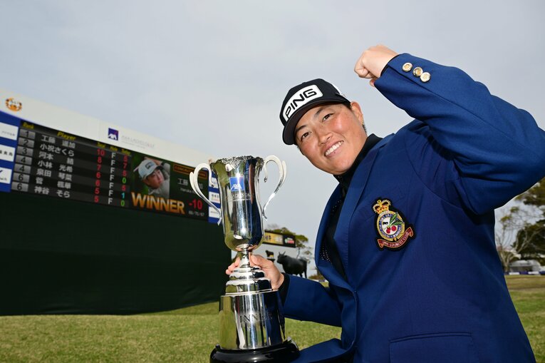 プロの世界に足を踏み入れて4991日、ようやくたどり着いた優勝に笑みがあふれた　©︎Atsushi Tamura/Getty Images