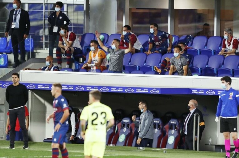 代表復帰・岡崎慎司がスアレスと熱い握手＆ウエスカを鼓舞！ vs.アトレティコ新着写真を見る(7)