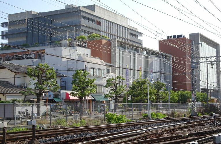 電車内から見える藤井寺球場跡地には、四天王寺学園の校舎が　©Masanori Kise