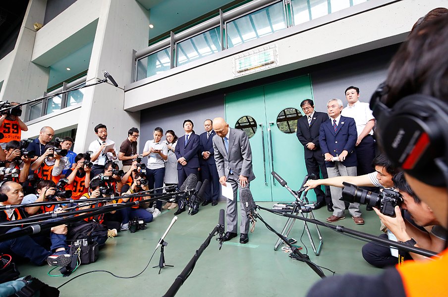 レスリング・パワハラ問題の遠因か?日本代表と所属チームの指導兼務。<Number Web> photograph by AFLO