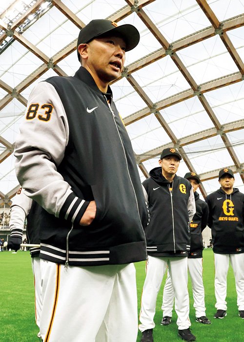 キャンプ初日に訓示する阿部監督。自身は2007年から'14年まで巨人の主将を務め、以降は坂本勇人、岡本和真が引き継いだ