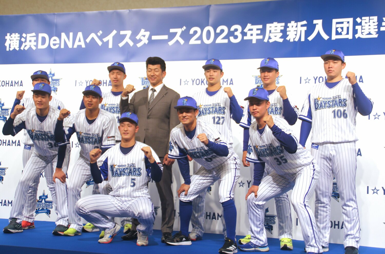 DeNA新入団会見の様子。橋本は前列右、背番号は35番 ©︎JIJI PRESS
