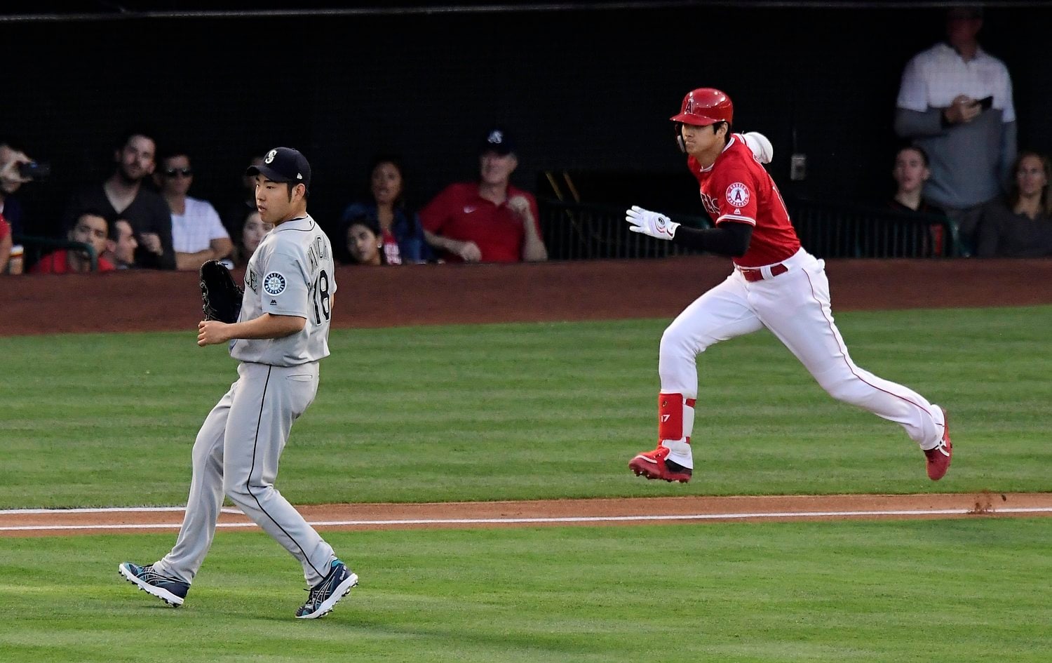 マリナーズの菊池雄星（2010年卒）、エンゼルスの大谷翔平（2012年卒）。メジャーでも何度も対戦している（写真は2019年）　©AFLO