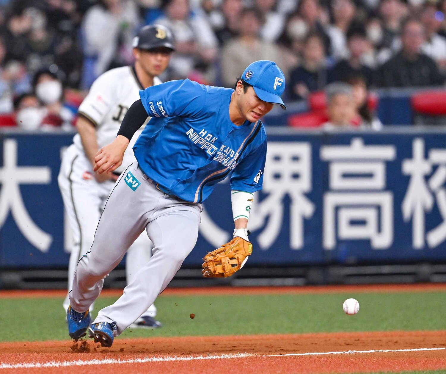 「サード初心者」と自称するが、日に日に守備の技術も向上し頼もしく投手を支えている　©JIJI PRESS