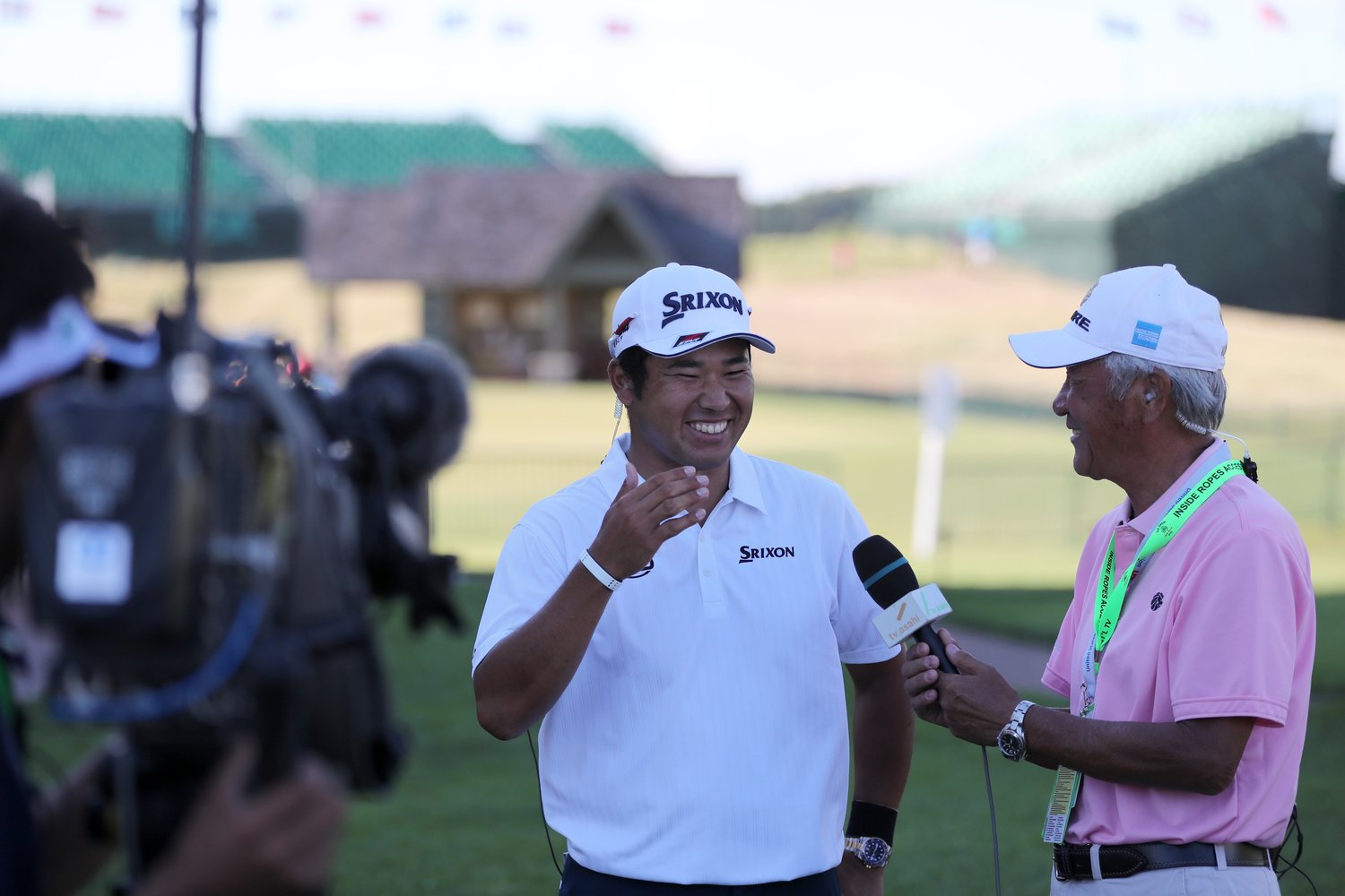 試合後、青木功にマイクを向けられる松山（2017年全米オープン）　©︎Aoki/AFLO SPORT