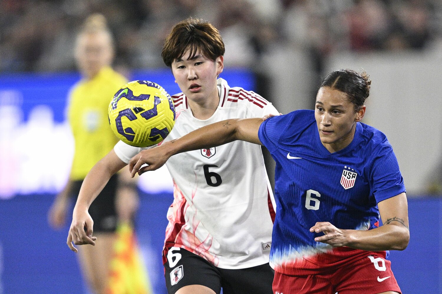 古賀は守備でも対等に渡り合った　©Getty Images