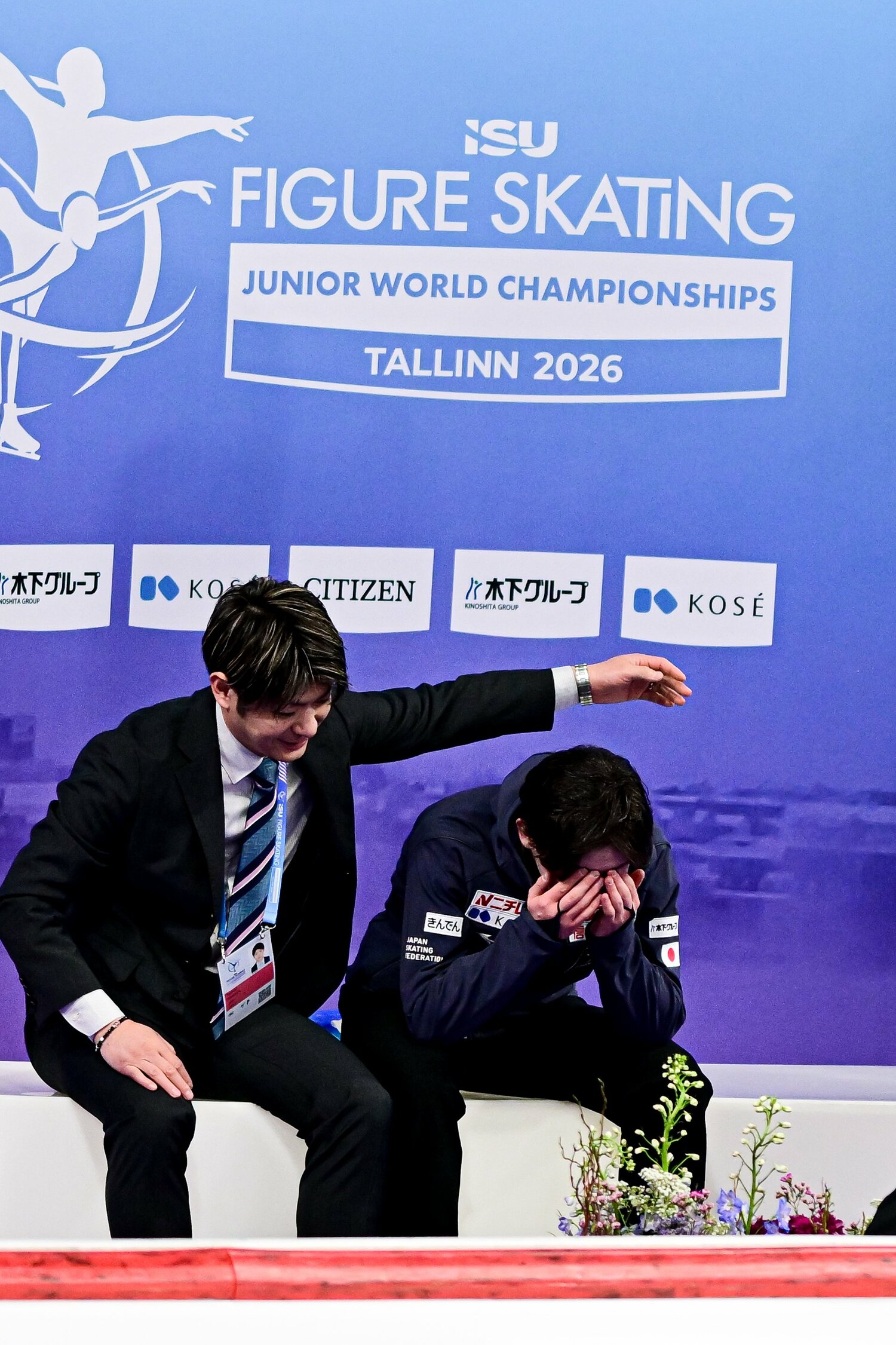 父親でもある中田誠人コーチの横で涙を流す瞬間も　©AFLO