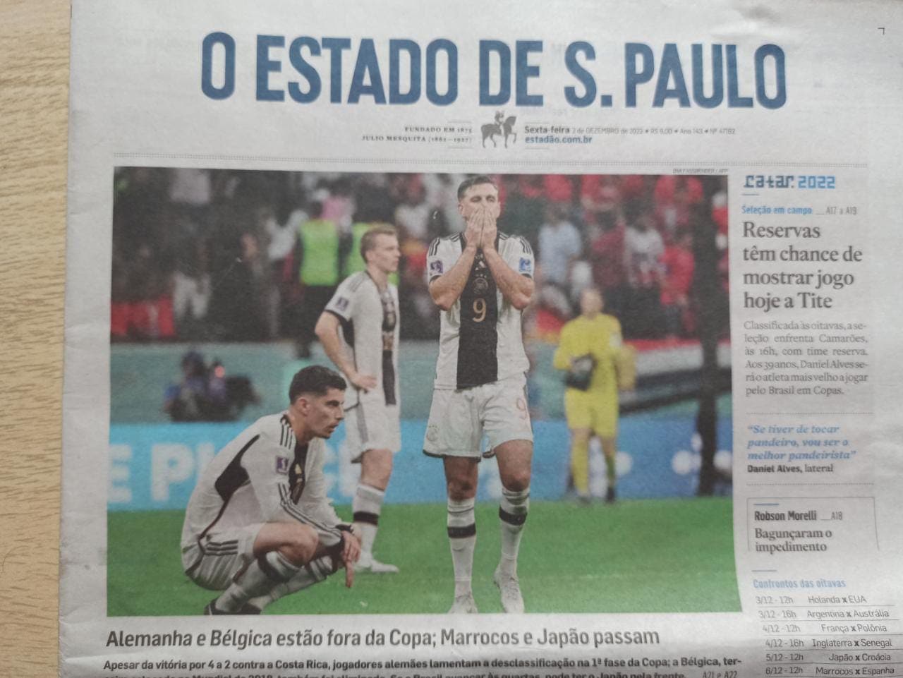 「ドイツとベルギーがGS敗退。モロッコと日本が突破」（日刊紙『オ・エスタード・デ・サンパウロ』」）