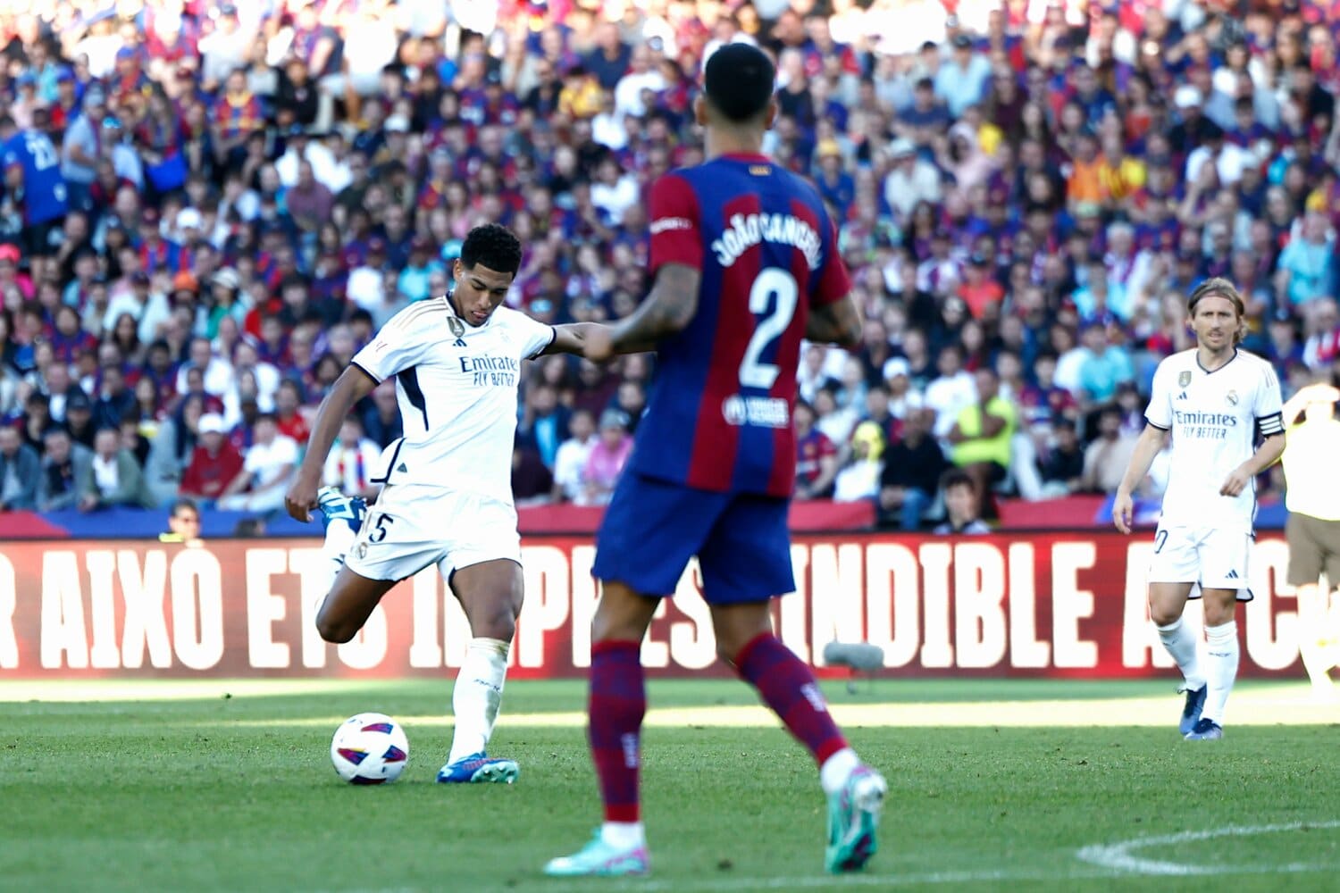 右足を振るベリンガム。この後、衝撃的な弾道でボールはゴールネットに突き刺さった　©Getty Images