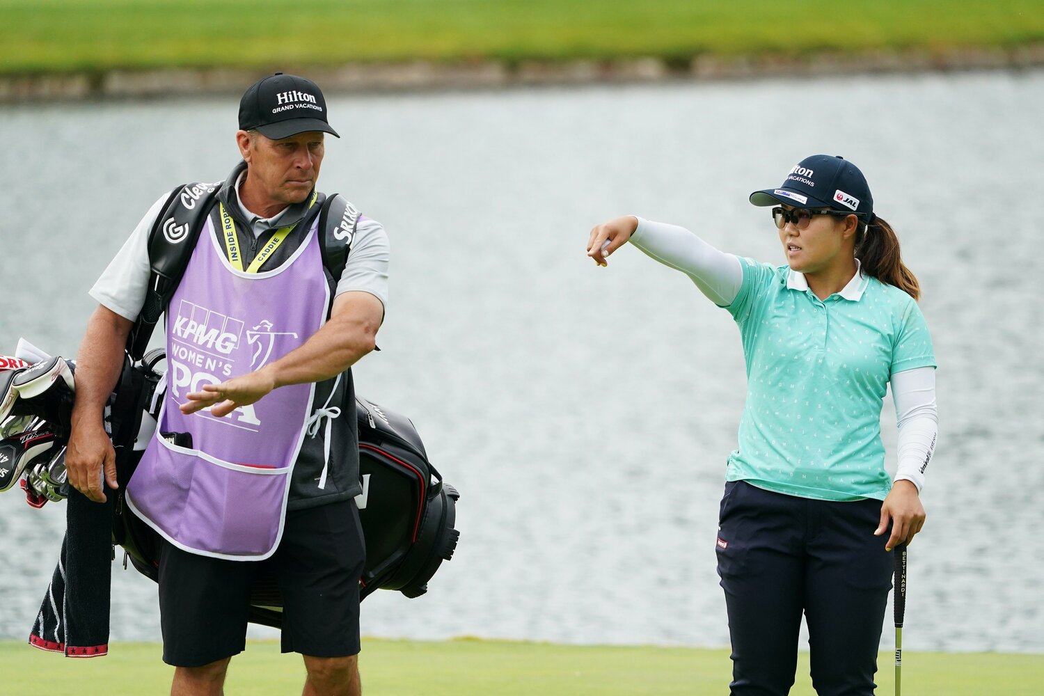 キャディのグレッグさんと言葉をかわす畑岡奈紗（KPMG全米女子プロゴルフ選手権）©︎Shizuka Minami