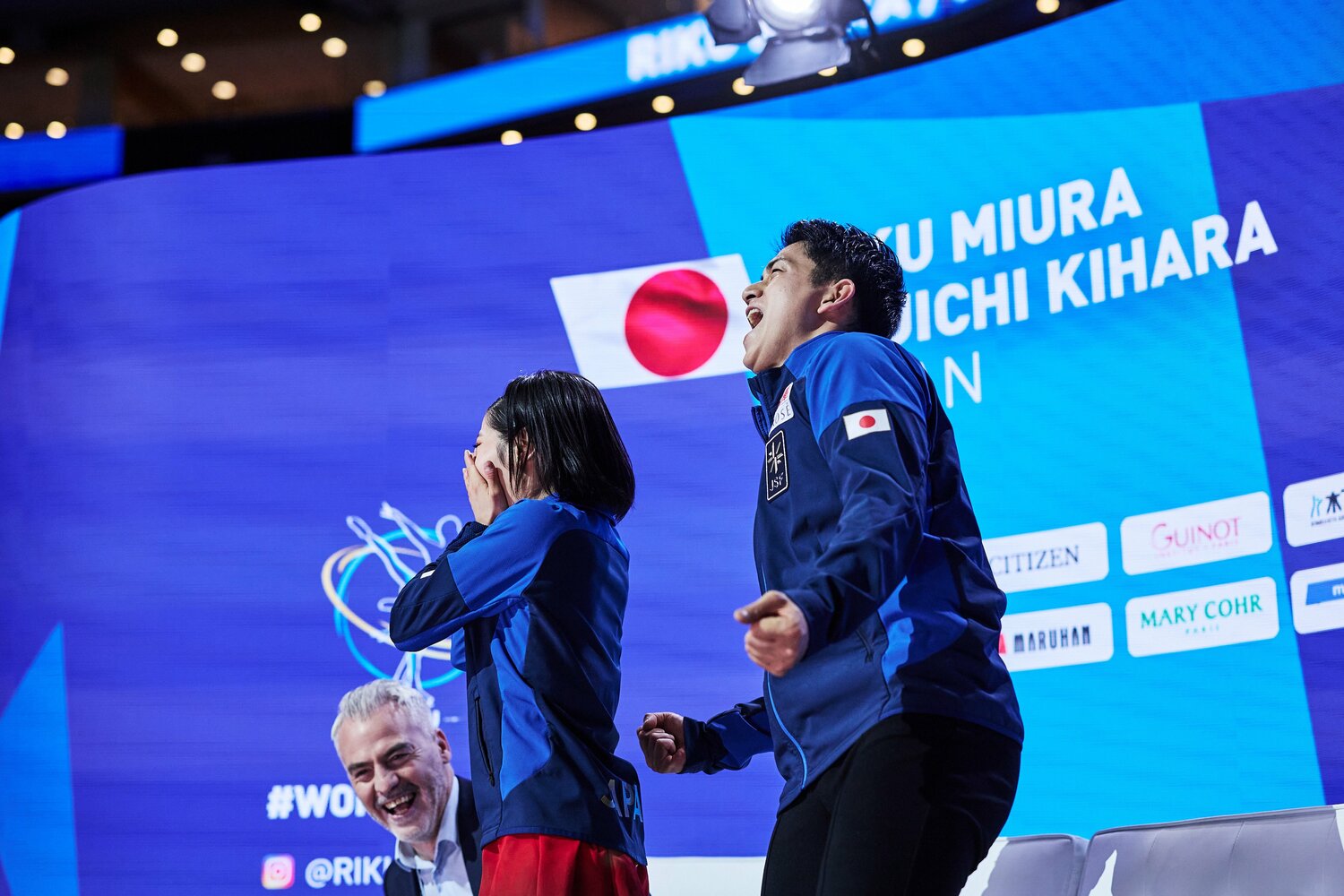 キス＆クライで得点が表示され「総合1位」に…歓喜のりくりゅうペア　©︎Getty Images