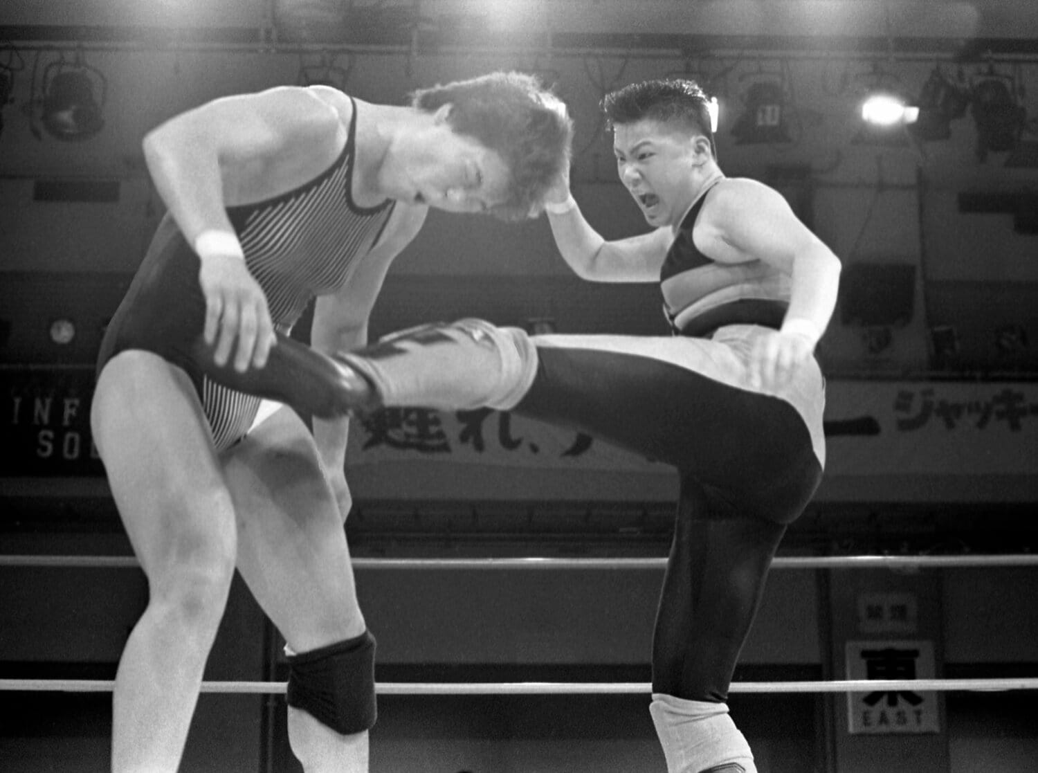 ジャパン女子プロレス時代に神取しのぶ（現・神取忍）と対戦するダイナマイト関西（1987年）　©東京スポーツ新聞社