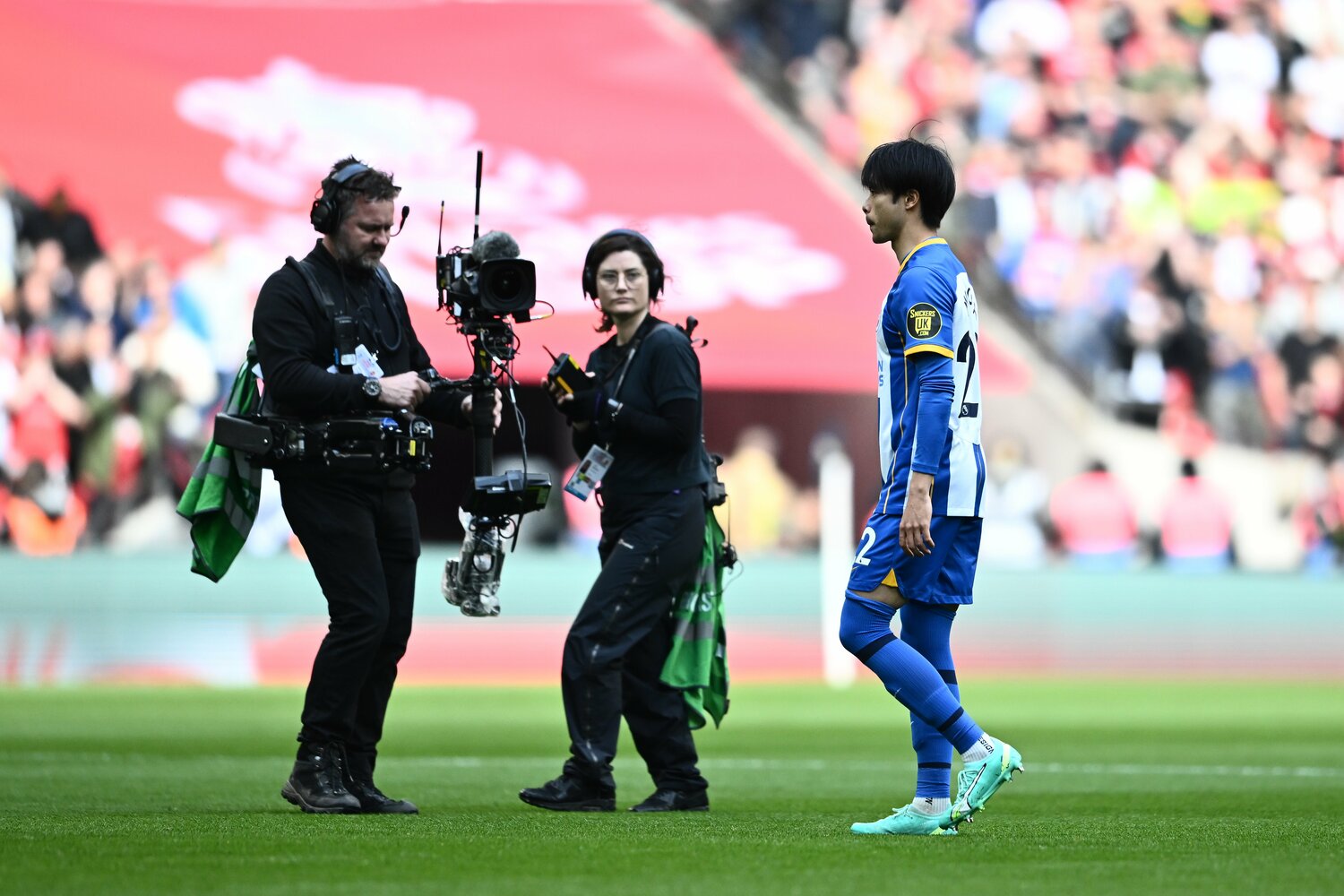 三笘を追いかけるカメラクルー（4月23日のFAカップ準決勝で）。ブライトンの“顔”として注目が高まっていった　©Getty Images