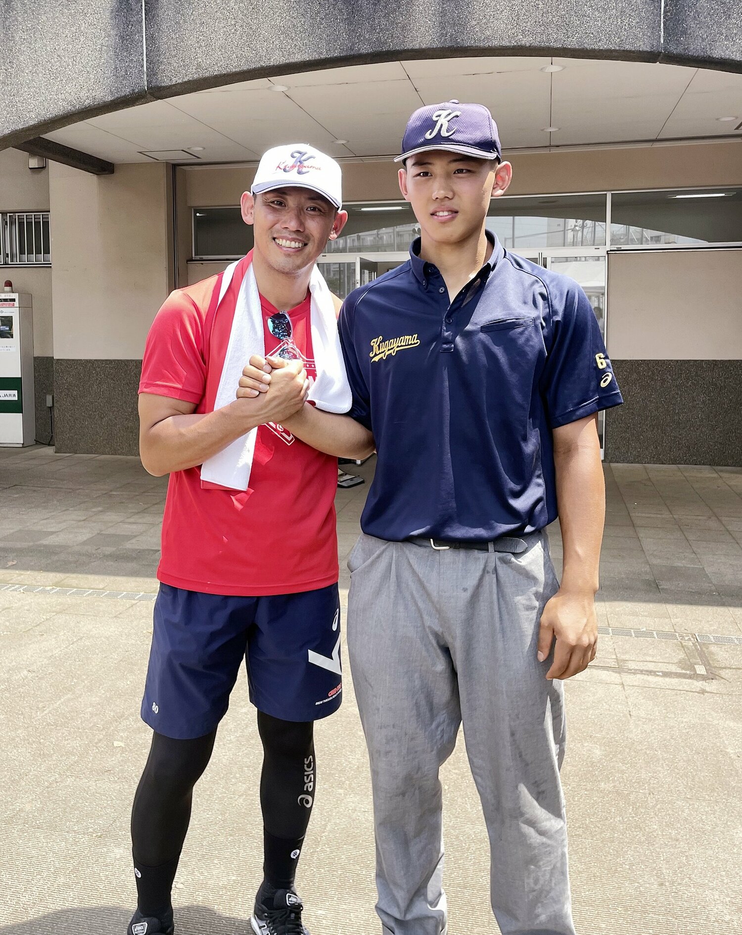國學院久我山の矢野丈太郎（右）と、元巨人などで活躍した父の謙次さん。青学大からドラフト指名をめざす　©SANKEI SHIMBUN