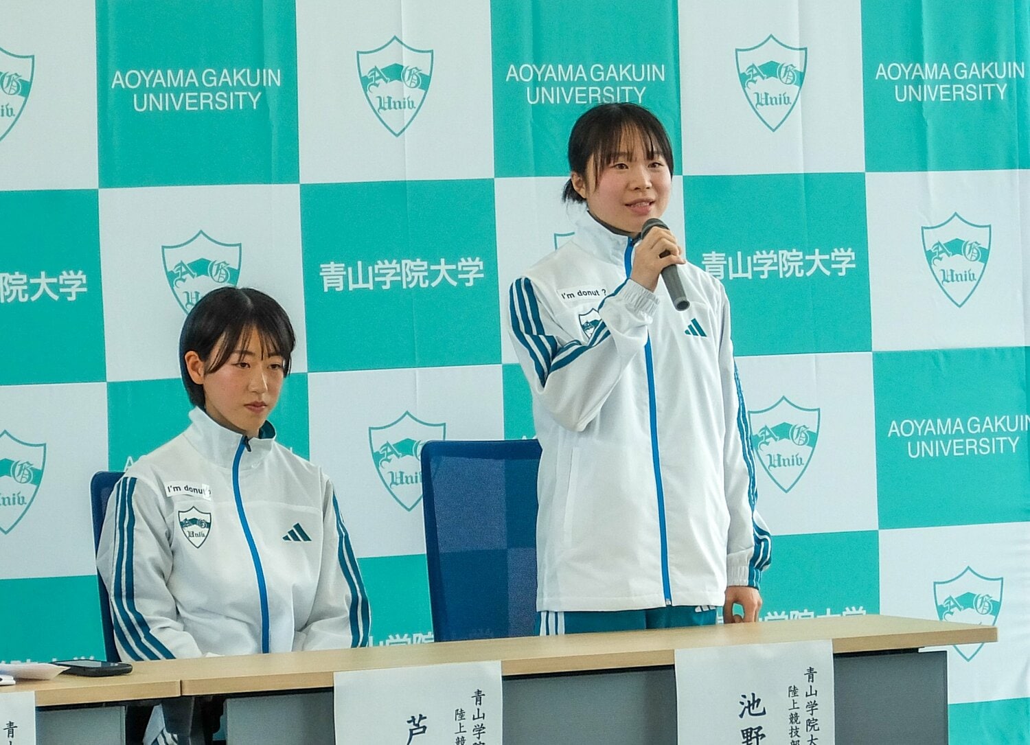 青学大女子駅伝チームの一期生となる芦田（左）と池野　©Satoshi Wada