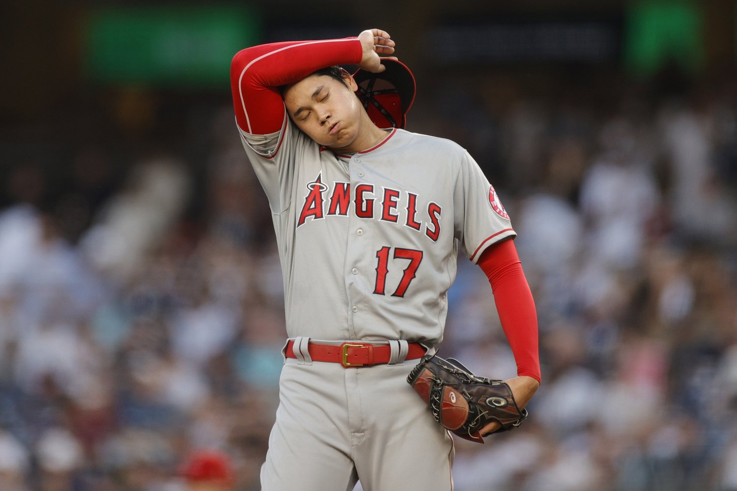 ６月30日の登板中に「あちゃー」という表情の大谷翔平　©Getty Images