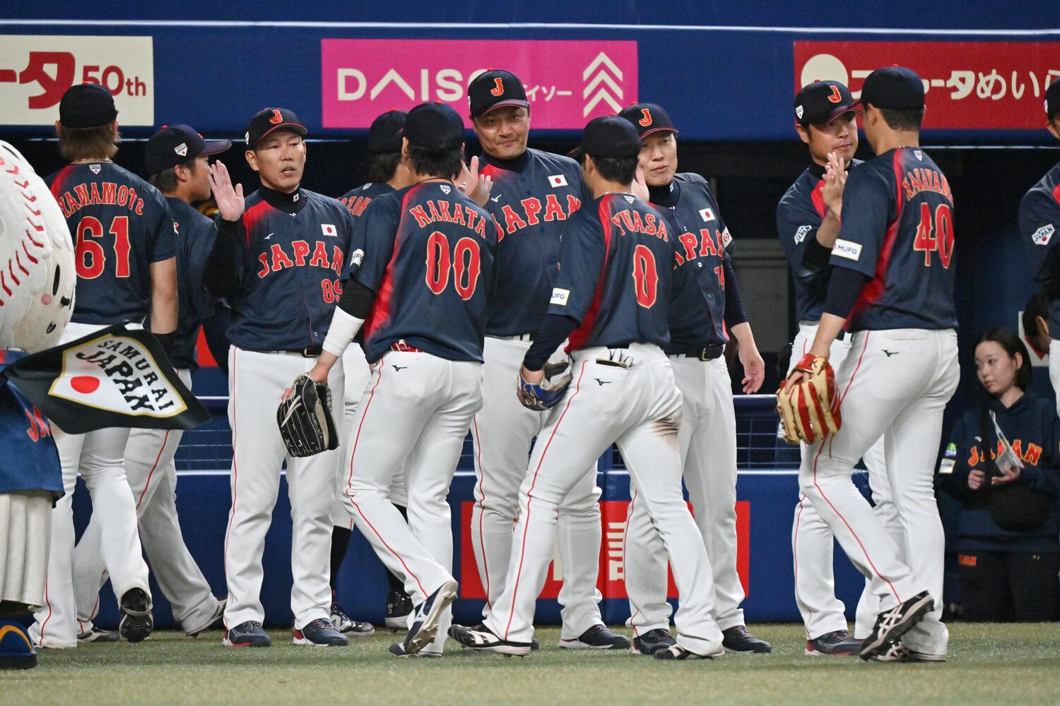 試合後は井端監督とガッチリ握手　©Hideki Sugiyama