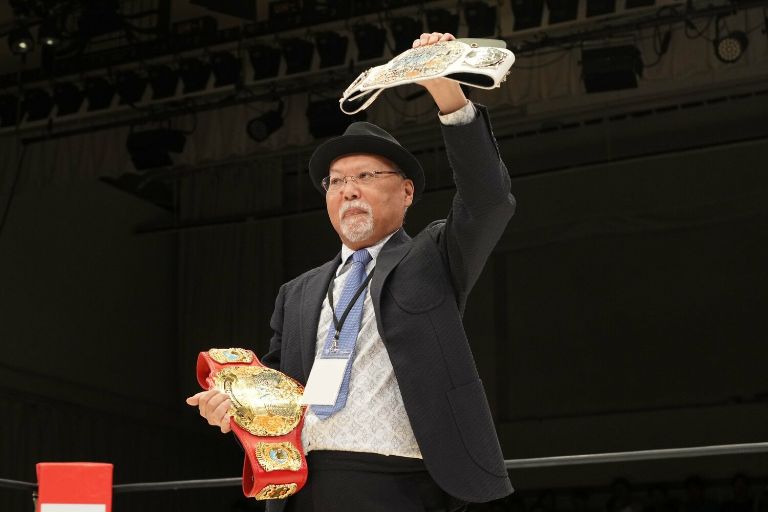 マリーゴールドを設立したロッシー小川氏。オープニングでは新設したチャンピオンベルトを披露　©Essei Hara