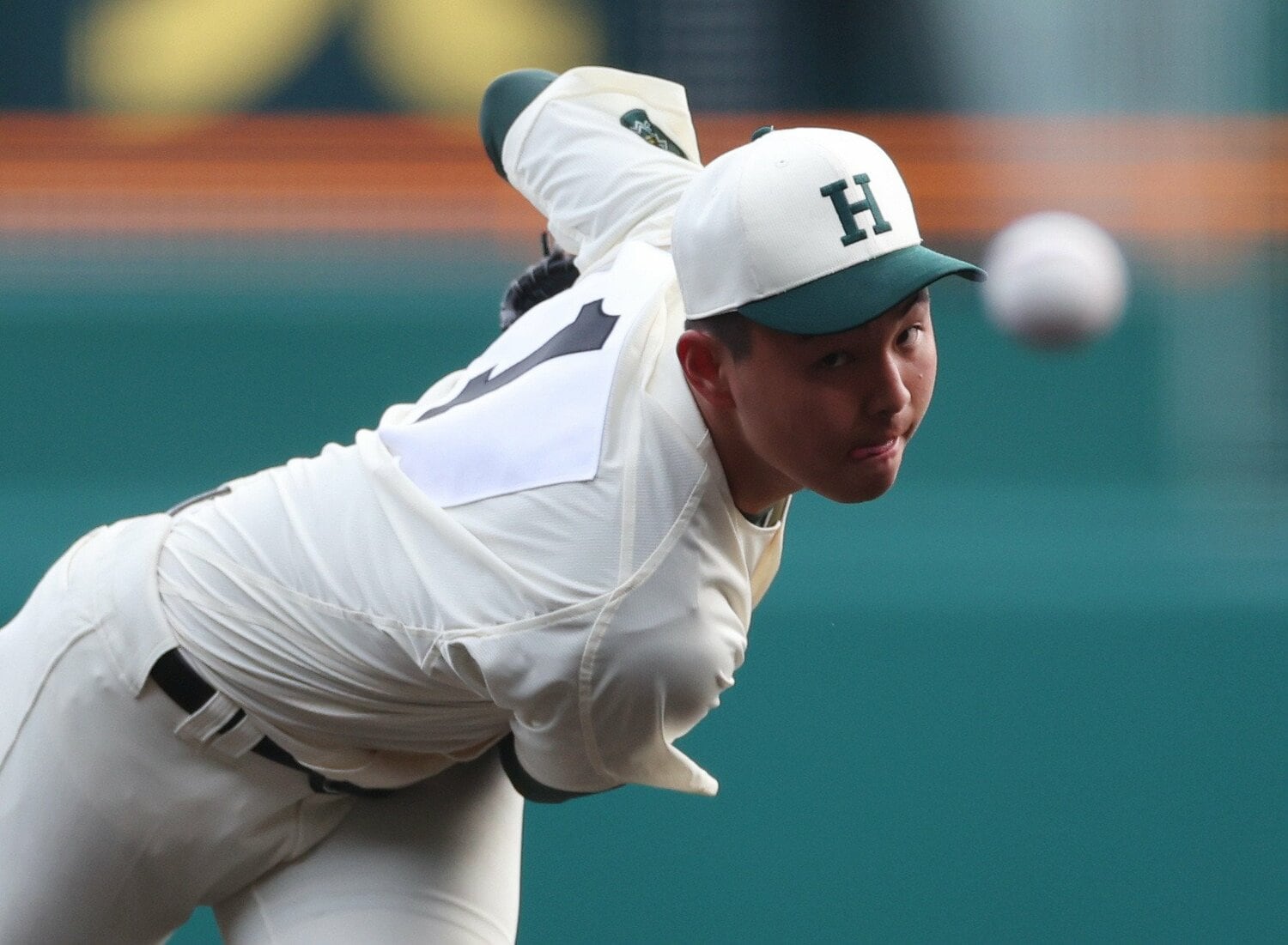 常総学院戦で先発した背番号1の間木　©JIJI PRESS