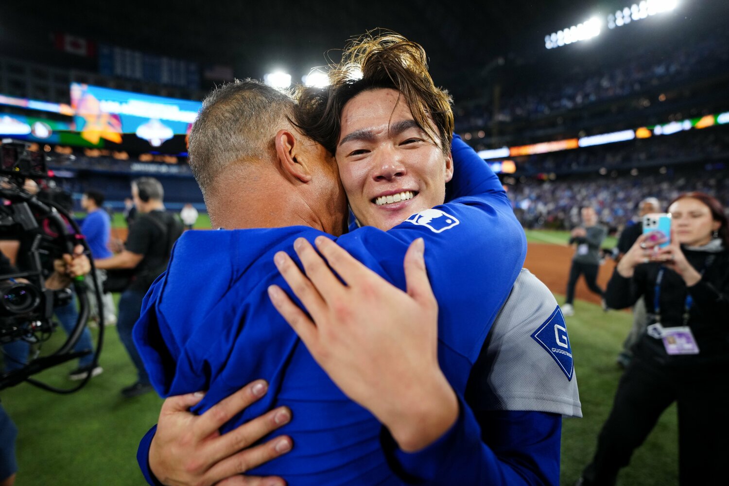 ロバーツ監督と固く抱き合う。山本の投球術が、監督の采配をも変えていると小早川氏は見た　©Getty Images