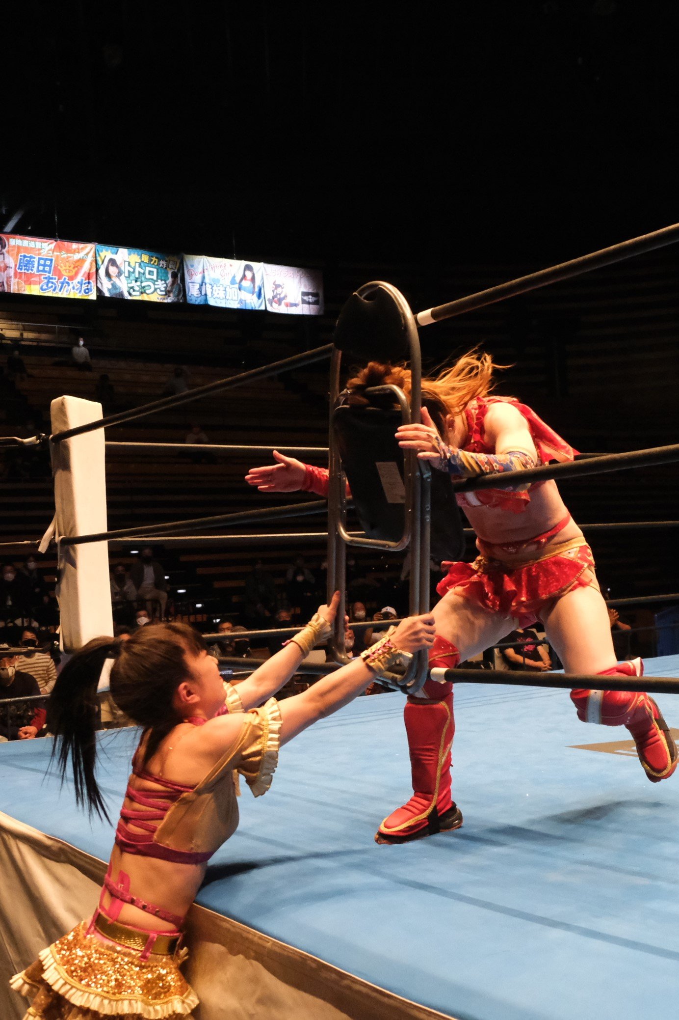 リング外からイス攻撃を仕掛けるつくし(藤本はこの後イスを投げつけた)