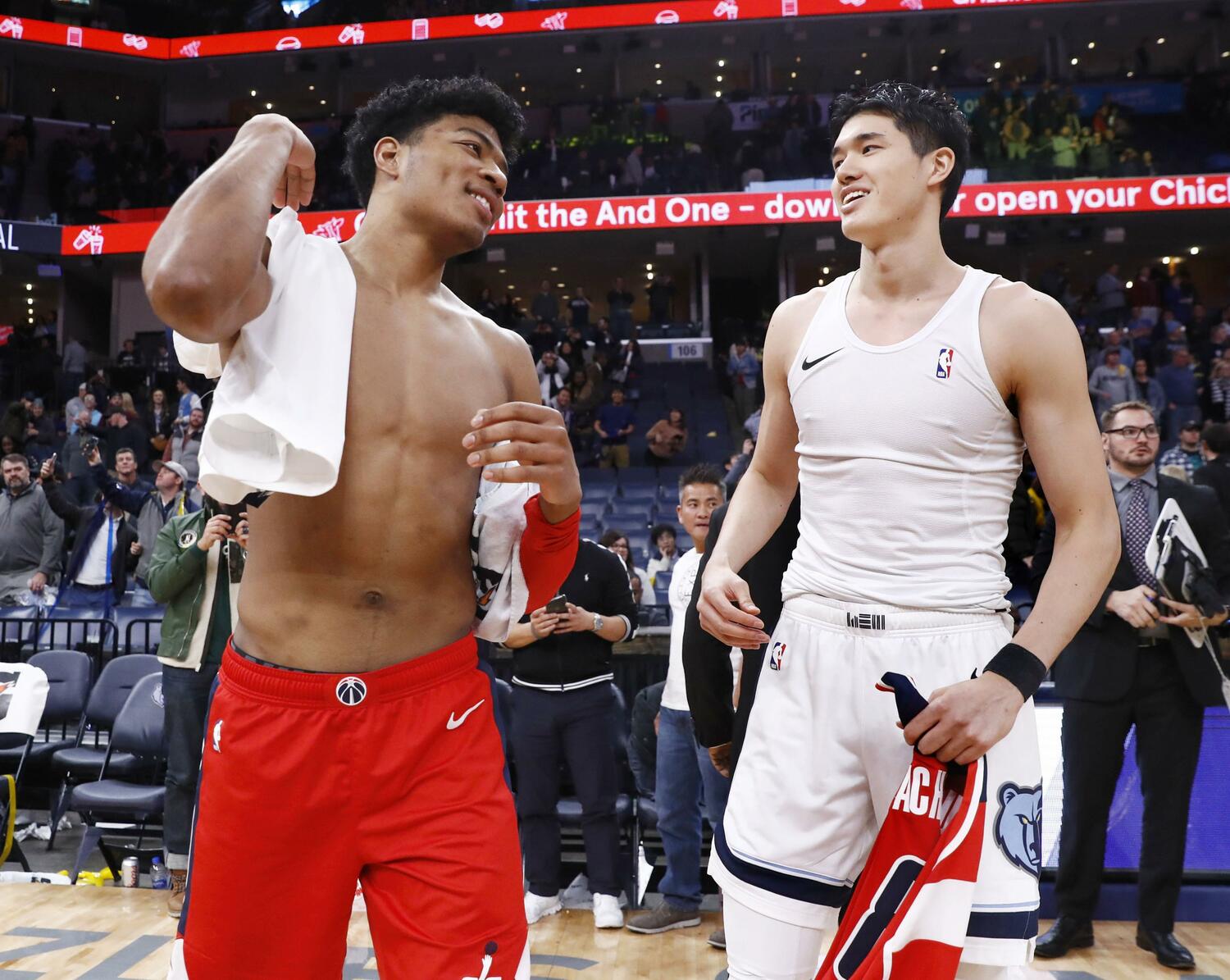 2019年12月、初対決を終えてユニフォームを交換する八村塁と渡邊雄太 ©︎KYODO