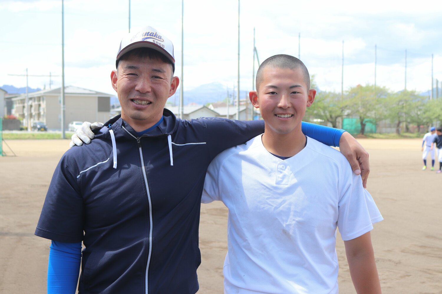 安中総合・吉田省吾監督と肩を組む梅山大夢（3年）　©︎Yu Takagi