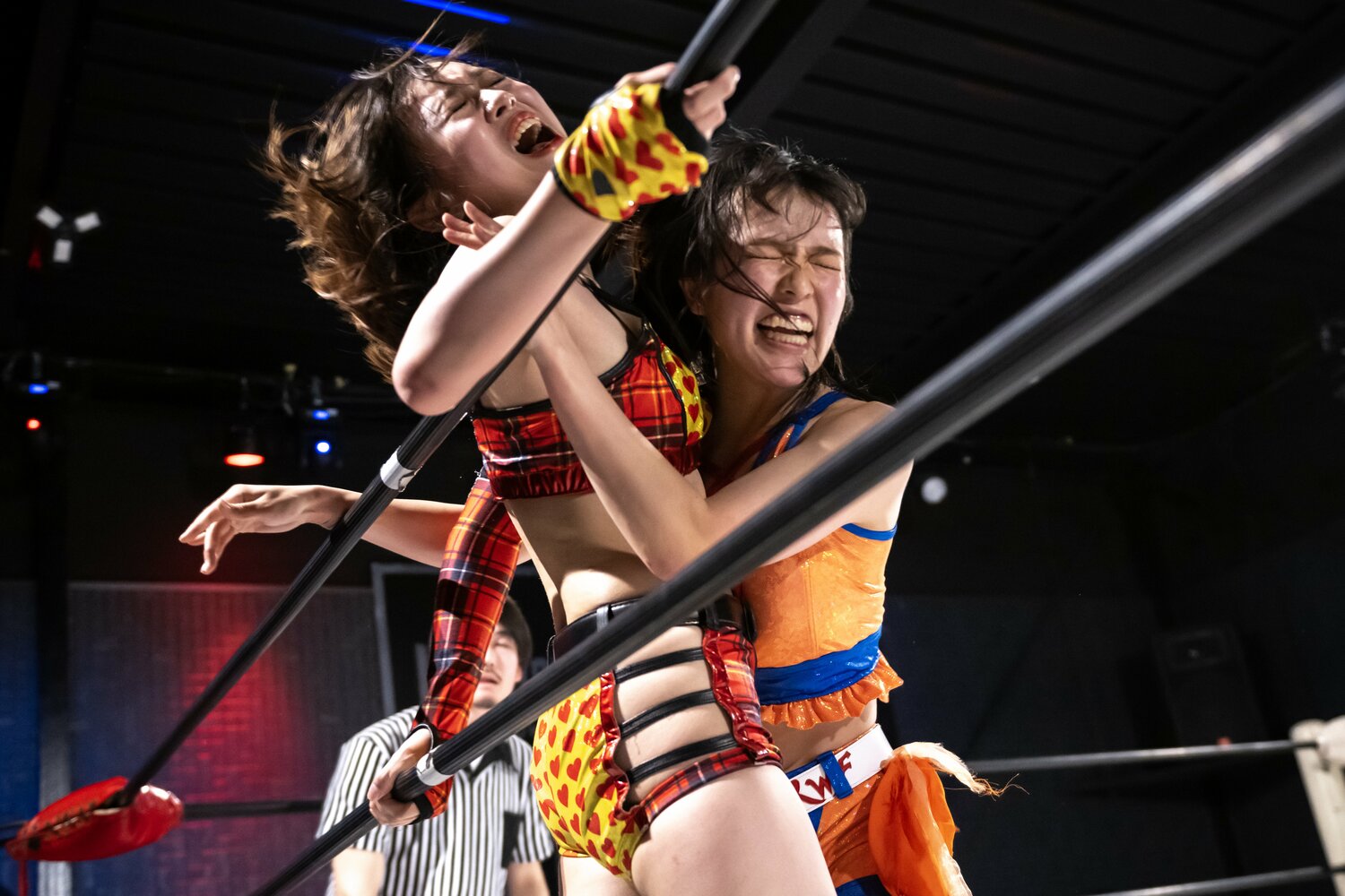 死力を尽くす無村は、パチ子と無我夢中でぶつかり合った