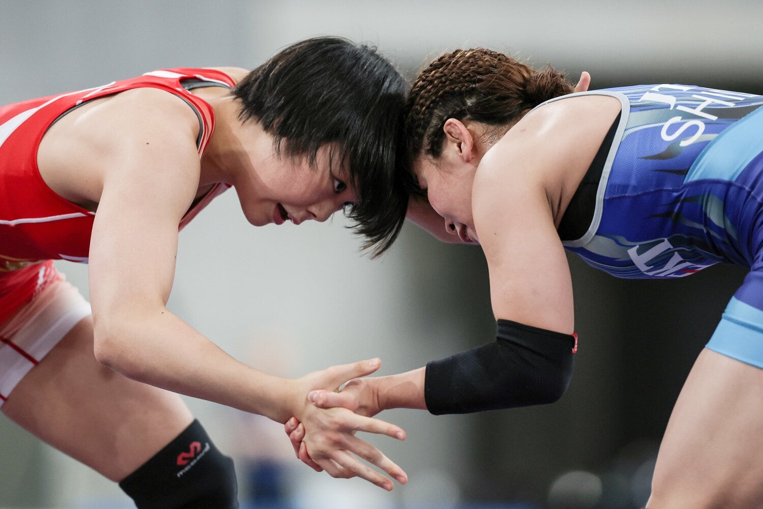 全日本選抜選手権の準々決勝で志土地真優と組み合う藤波　©JIJI PRESS