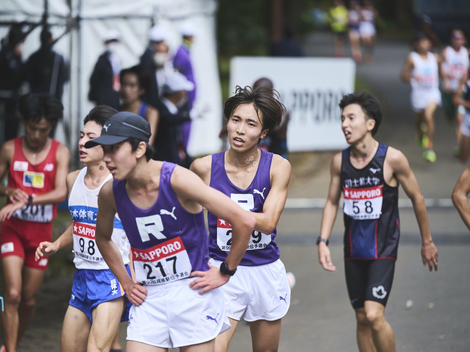 チーム内3位だった安藤圭佑（2年、手前）と同4位の林虎大朗（2年、中央）　©Yuki Suenaga