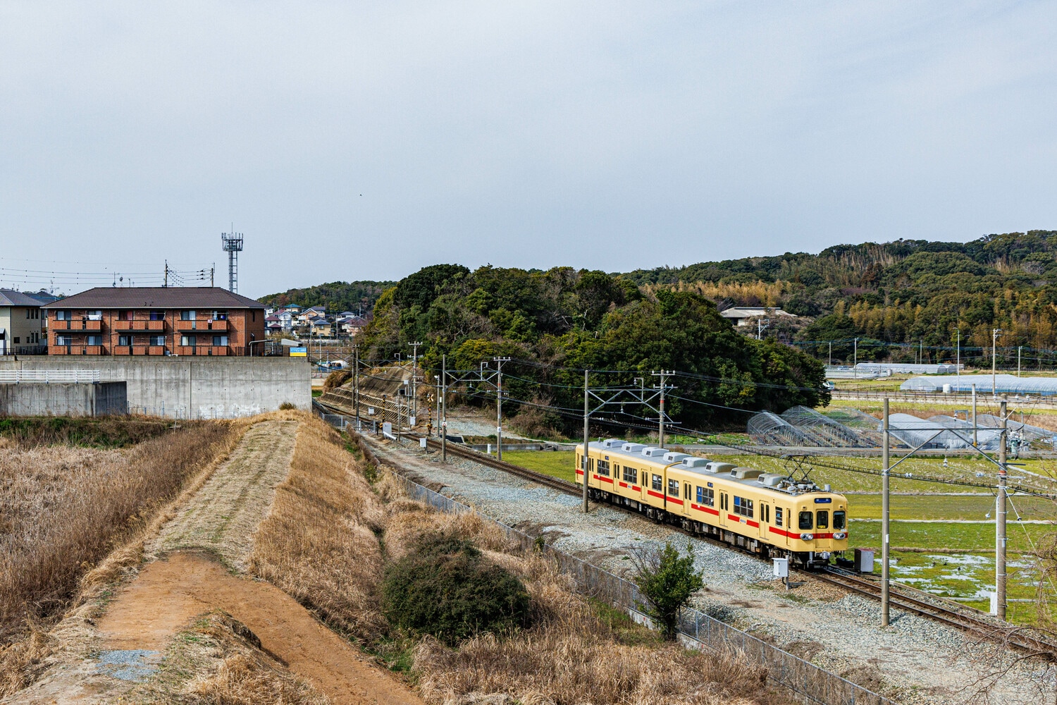 西鉄貝塚線に乗って、三苫駅を目指す。博多駅から地下鉄、貝塚線を乗り継いで三苫駅へは40分ほど