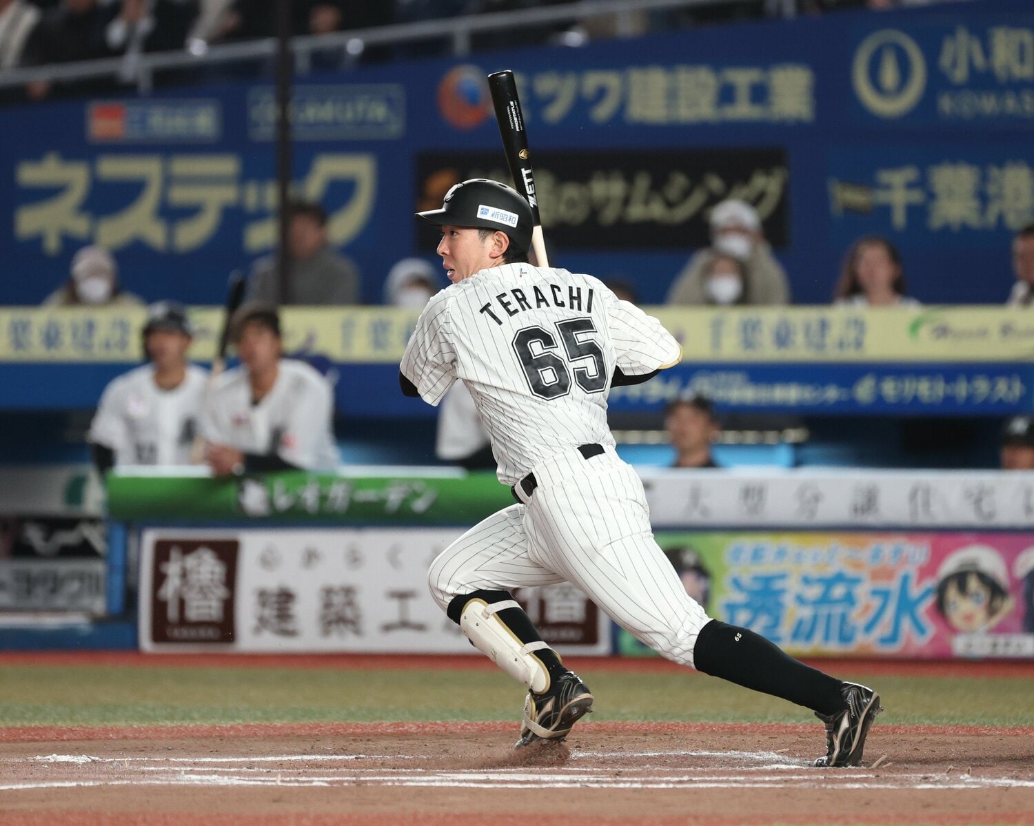 今季ブレーク中の寺地隆成は19歳。角中との年齢差は実に「18」だ　©︎JIJI PRESS