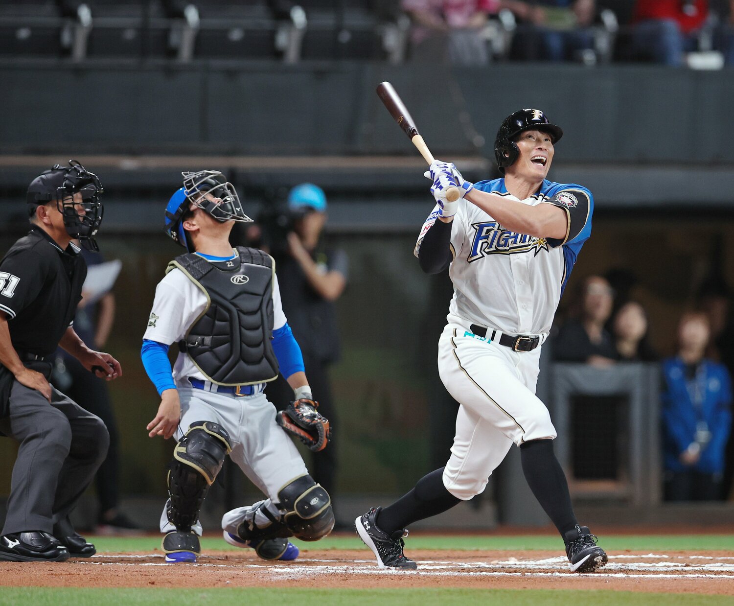 2023年、試合後のイベントで金子千尋特命コーチと対決した糸井嘉男 ©︎JIJI PRESS