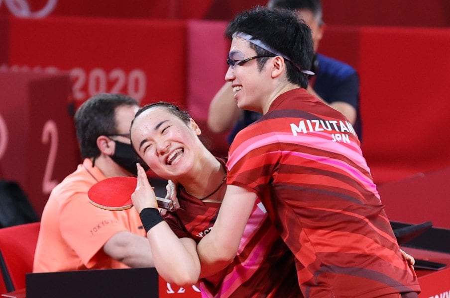 勝利が決まった瞬間、水谷は伊藤を抱きしめた