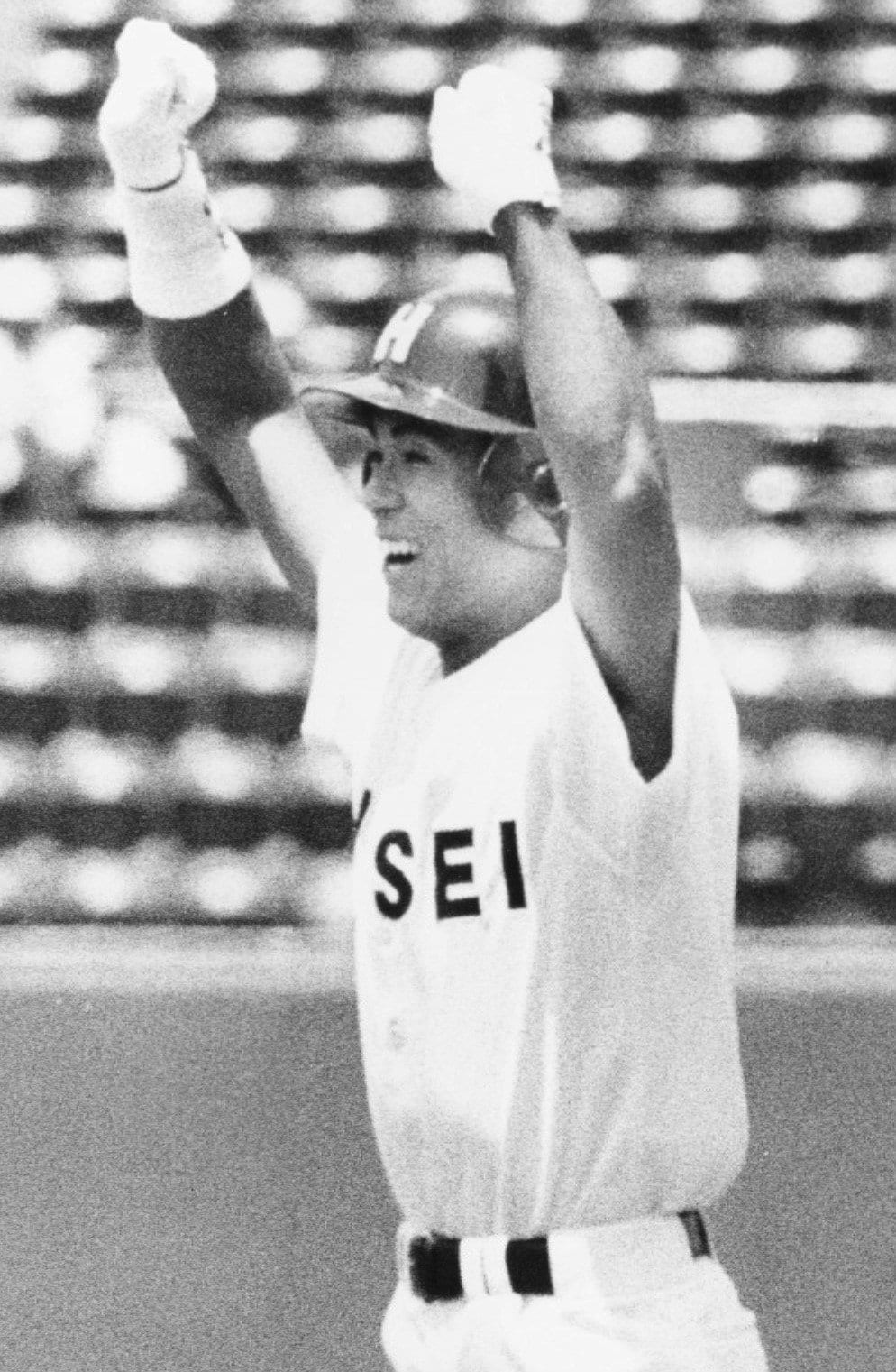 法大時代の稲葉篤紀。写真は1994年春の慶大戦での満塁ホームラン。片山と同学年だった稲葉は同年ドラフト3位でヤクルト入りする　©KYODO