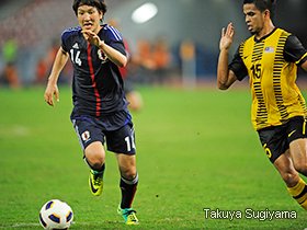 マレーシア戦で、ドリブル突破を仕掛ける原口。