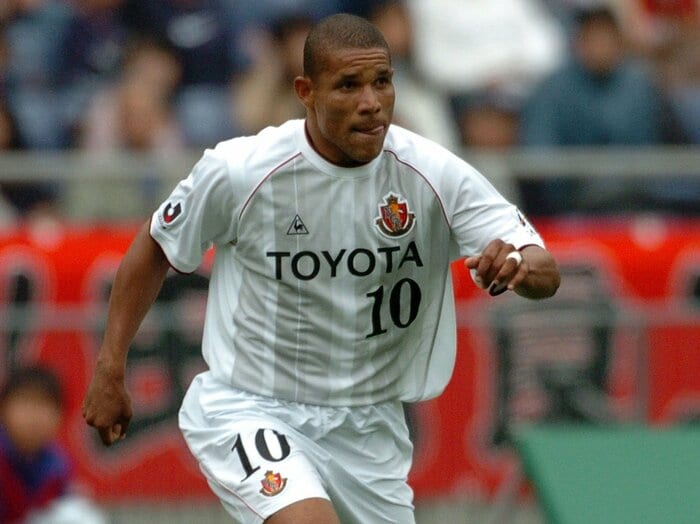 「僕は9人兄弟なんだ」25歳でFW転向してシーズン54発…“コワモテ点取り屋”ブラジル人は「日本のこと何も知らなかった」ではなぜJリーグに？＜Number Web＞ photograph by Tamon Matsuzono