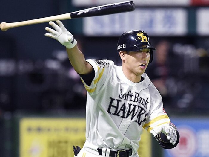 巨人、日ハム、SBと渡った仕事人。捕手市川友也はなぜ重宝されるか。<Number Web> photograph by Kyodo News