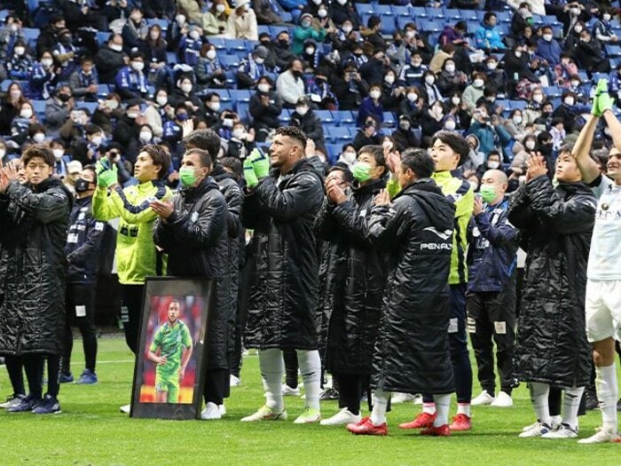 オリベイラの急死「選手には前に進もうと話しました」 …湘南は“過酷すぎた残留争い”をどう乗り越えたのか？＜Number Web＞ photograph by JIJI PRESS