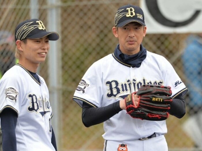 オリックス山岡泰輔が“能見さん”にキャッチボールを頼んだ理由「残り少ないと思うんで、大事にしていきたい」日本シリーズで現役最後の登板も＜Number Web＞ photograph by Sankei Shimbun