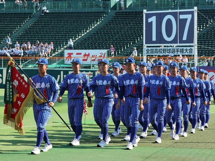 青藍泰斗高校 野球部 帽子 キャップ ド派手な青色ストライプ、1年生を主将に抜擢…でも髪型は丸刈りの