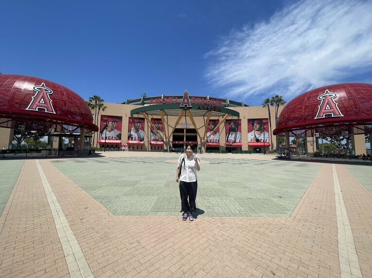 【エンゼルスタジアム】正面エントランス前にて