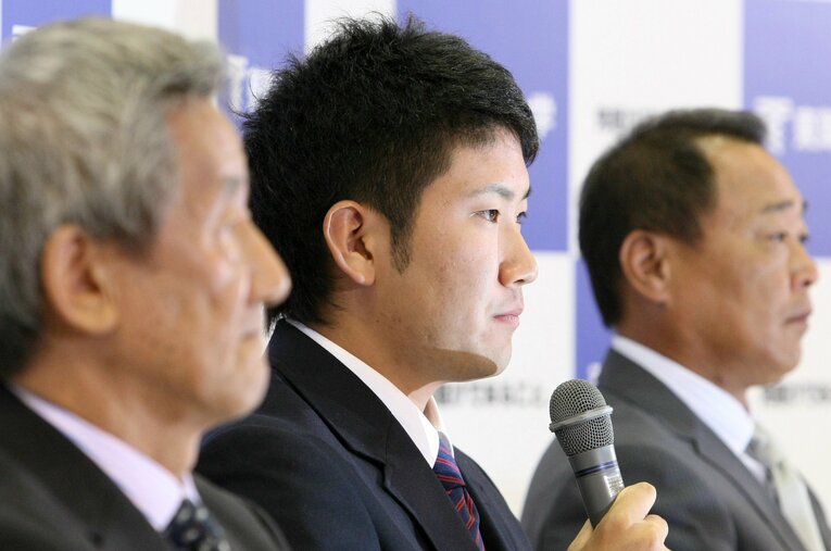 日本ハムの交渉権獲得を受け、記者会見で質問に答える東海大の菅野智之 ／ photograph by JIJI PRESS