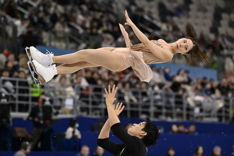 四大陸選手権フリーの演技、冒頭で3回転ツイストを決める　©︎AFP=JIJI PRESS